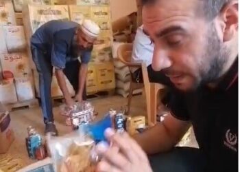 KERATAN rakaman video agihan makanan kepada rakyat Palestin yang dikongsi Nurul Ain kepada Utusan Malaysia.