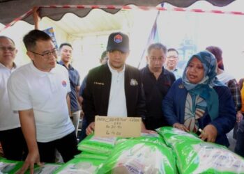 ONN Hafiz Ghazi bersama Ling Tian Soon melihat jualan Rahmah sempena Program Jualan Rahmah di Hospital Sultan Ismail, Johor Bahru. - UTUSAN/RAJA JAAFAR ALI