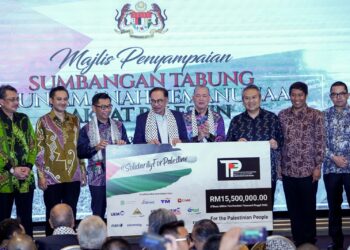 ANWAR Ibrahim menerima sumbangan pada Majlis Penyampaian Sumbangan Akaun Amanah Kemanusiaan Rakyat Palestin di Kompleks Seri Perdana Putrajaya. - UTUSAN/FAISOL MUSTAFA

GAMBAR : FAISOL MUSTAFA