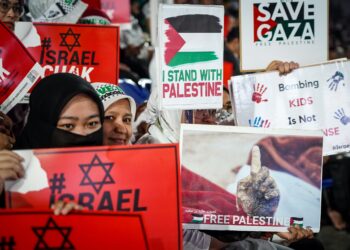 LEBIH 16,000 rakyat Malaysia hadir bagi menyatakan sokongan ke atas perjuangan rakyat Palestin dan bantahan ke atas kekejaman rejim Zionis Israel di Stadium Axiata Bukit Jalil, kelmarin. – UTUSAN/MUHAMAD IQBAL ROSLI
