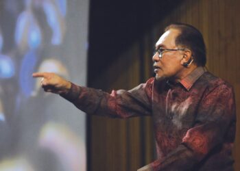 ANWAR Ibrahim memberi amaran kepada Goldman Sachs untuk bekerjasama mengembalikan dana 1MDB atau berhadapan tindakan lebih tegas daripada Malaysia. – UTUSAN/RAJA JAAFAR ALI