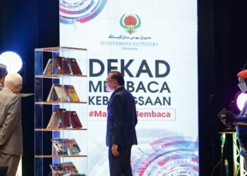 DALAM ucapan sempena pelancaran Karnival Dekad Bahasa Kebangsaan dan Dekad Membaca Kebangsaan 2023, kelmarin, Anwar Ibrahim mengarahkan surat rasmi yang diutuskan oleh individu dan syarikat tempatan bukan dalam bahasa kebangsaan dipulangkan. – UTUSAN/FAIZ ALIF ZUBIR