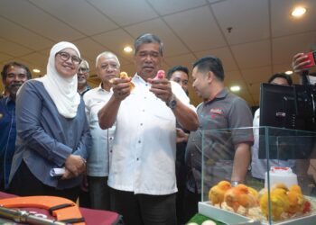 MOHAMAD Sabu (tengah) mempunyai empat tahun lagi untuk membuktikan keberkesanan kementerian diterajuinya dalam membawa transformasi besar-besaran dan memantapkan kedaulatan makanan negara.