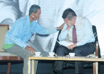 SALAHUDDIN Ayub (kanan) pernah menangis kerana terlalu sedih semasa seorang petani membaca surat melahirkan kebimbangan tentang pemotongan subsidi baja dan elaun sara diri dalam satu majlis pada Februari 2019.