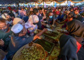 SEPARUH daripada 32 juta rakyat Malaysia berdepan obesiti. Makan berlebihan boleh menjadikan tubuh badan kita tidak sihat. – UTUSAN/PUQTRA HAIRRY