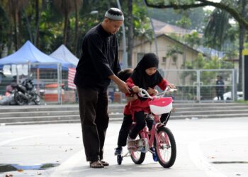 AYAH kandung sering dilihat sebagai sambungan semula jadi antara seorang bapa dan anaknya terbina melalui keturunan, darah dan genetik yang sama.– UTUSAN/SYAKIR RADIN