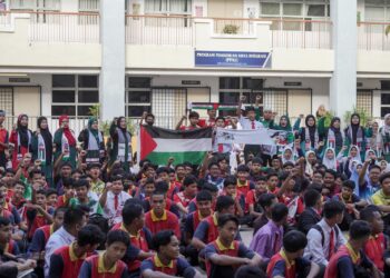 PARA guru dan pelajar bersolidariti pada Minggu Solidariti Palestin di SMK Putrajaya Presint 5 (1). -UTUSAN/FAISOL MUSTAFA