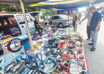 ORANG ramai melihat barang antik yang dijual di pasar karat Teluk Intan pada setiap Ahad. – UTUSAN/AIN SAFRE BIDIN