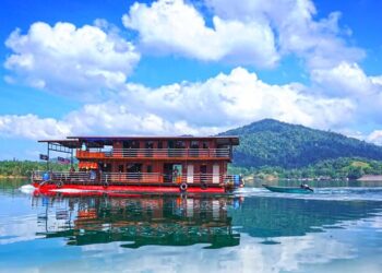 PEMANDANGAN menarik yang menggamit lebih ramai pe;lancong di Tasik Kenyir, Hulu Terengganu. - UTUSAN/PUQTRA HAIRRY ROSLI 