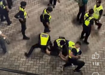 PENYOKONG bola sepak yang ditahan kerana menghalang tugas polis pada perlawanan separuh akhir pertama Piala Malaysia di Stadium Perak semalam. - UTUSAN