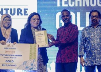 V. SIVAKUMAR (dua, kanan) menyerahkan mock cek Anugerah MyFutureJobs Kerjaya Madani kepada wakil syarikat Technocom Systems Sdn. Bhd. pada Majlis Anugerah dan Malam Gala Forum Pekerjaan Awam Antarabangsa 2023 (IPEF) di Pusat Konvensyen Kuala Lumpur (KLCC), malam tadi. Turut sama, Subahan Kamal (kanan). - UTUSAN/FARIZ RUSADIO