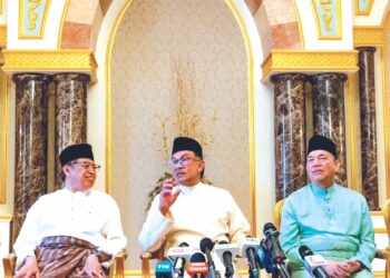 GPS pimpinan Abang Johari Openg (kiri) dibantu oleh Ketua Whip GPS, Fadillah Yusof (kanan) memainkan peranan dalam menentukan parti yang membentuk kerajaan sehingga wujud kerajaan perpaduan pimpinan Anwar Ibrahim sekarang. – UTUSAN/MUHAMAD IQBAL ROSLI