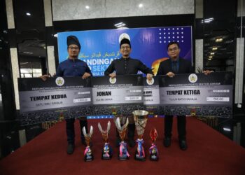 AMIRUDIN Abd. Rahman (tengah) bersama Mohd. Amir Zainuddin (kiri) dan Muhamad Najmi Mohd. bersama hadiah  yang dimenangi pada Pertandingan Pidato Sektor Awam Piala SUK Terengganu di Kuala Terengganu, hari ini. - UTUSAN/TENGKU DANISH BAHRI TENGKU YUSOFF