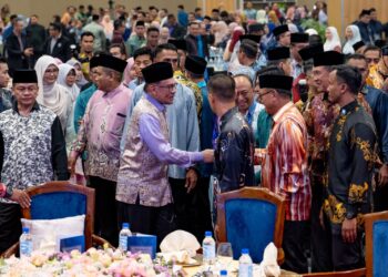Anwar Ibrahim bersalaman dengan hadirin selepas  menyampaikan ucapan penutup Konvensyen Pengurusan Hal Ehwal Islam di Kota Kinabalu, Sabah semalam. – PEJABAT PERDANA MENTERI