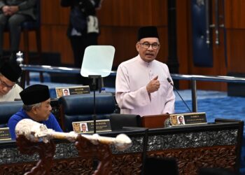 ANWAR Ibrahim, membentangkan Belanjawan 2024 Malaysia MADANI bertemakan “Reformasi Ekonomi, Memperkasa Rakyat” 
di Dewan Rakyat, kelmarin. – JABATAN PENERANGAN MALAYSIA