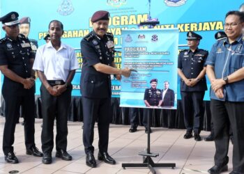 MOHD. Yusri Hassan Basri (tiga dari kiri) melakukan gimik perasmian Program Pencegahan Jenayah dan Meniti Kerjaya Dalam PDRM di SMK Sungai Pari di Ipoh hari ini. - UTUSAN/MUHAMAD NAZREEN SYAH MUSTHAFA