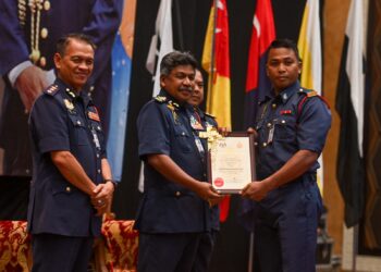ABDUL Wahab Mat Yasin (dua dari kiri) menyampaikan sijil APC kepada salah seorang pegawai JBPM Terengganu di Kuala Terengganu, hari ini.- UTUSAN/PUQTRA HAIRRY ROSLI