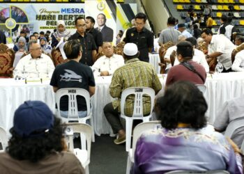 Menteri Besar Perak, Datuk Seri Saarani Mohamad mendengar aduan rakyat pada Program Mesra Hari Bertemu Pelanggan di Ipoh. - UTUSAN