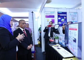 Saarani Mohamad melawat pameran pada perasmian program Aspirasi Geospatial Negeri Perak 2023 di Bangunan Perak Darul Ridzuan, Ipoh. - UTUSAN