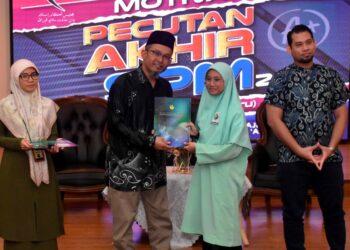 ROHIZAN Omar (dua dari kiri) menyampaikan biasiswa kepada pelajar dalam Seminar Motivasi 'Pecutan Akhir SPM 2023' di Ipoh. - UTUSAN