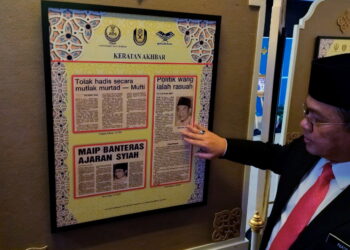 KERATAN akhbar, pakaian, pingat, gambar-gambar memori dan dokumen peribadi seperti kad pengenalan antara koleks Allahyarham Harussani Zakaria yang dipamerkan pada seminar di USAS, Kuala Kangsar. - UTUSAN/FADZIL ZAINOL