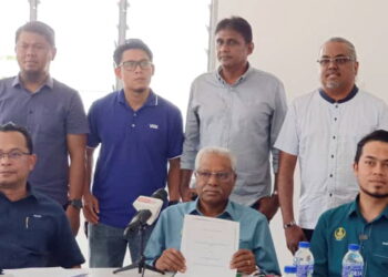 A. Sivanesan  (depan, tengah) dalam sidang akhbar selepas melawat penginapan pekerja asing di D'Aman Residensi di Halaman Meru Aman, Meru di Ipoh, semalam.