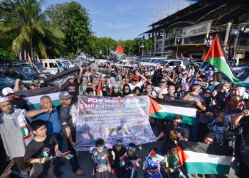 AHLI-ahli kelab PCMF Zon Negeri Sembilan berkumpul di kawasan Stadium Tuanku Abdul Rahman, Paroi, Seremban pagi tadi sebelum memulakan program konvoi Kami Bersamamu Palestin ke Pantai Bagan Pinang, Port Dickson.-UTUSAN/MOHD. SHAHJEHAN MAAMIN.
