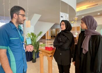 BASMA Z. S. Almaza (tengah) bersama pensyarahnya yang berasal dari Palestin, Osaid N. A Abdaljawwad (kiri) di kampus AIU, Alor Setar, semalam. - UTUSAN/JAMLIAH ABDULLAH