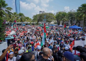 RIBUAN orang ramai tanpa mengira fahaman politik menyertai Himpunan Solidariti bersama Gaza di pekarangan Masjid Negara, Kuala Lumpur, semalam. – UTUSAN/FARIZ RUSADIO