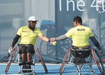 Abu Samah Borhan dan Mohamad Yusshazwan Yusoff menamatkan penantian 13 tahun Malaysia dengan meraih pingat perak beregu lelaki tenis berkerusi roda dalam Sukan Para Asia di Hangzhou semalam.