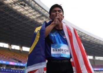 MUHAMMAD Ammar Aiman Nor Azmi meraikan kejayaan memenangi pingat emas 400 meter T20 dalam Sukan Para Asia di Hangzhou semalam. – BERNAMA