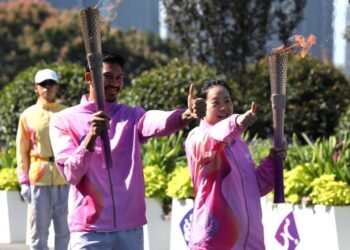 Abdul Latif Romly mewakili Malaysia menyertai Larian Obor Sukan Para Asia Ke-4 di Hangzhou, China semalam. – IHSAN MAJLIS SUKAN NEGARA