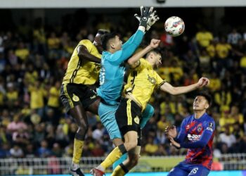 PERTAHANAN Perak FC, Jesper Nyholm (dua, kanan) cuba menanduk bola sambil dihadang penjaga gol Johor Darul Ta’zim, Ahmad Syihan Hazmi Mohamed (dua, kiri) dalam aksi separuh akhir pertama Piala Malaysia di Stadium Perak, Ipoh kelmarin. - UTUSAN/MUHAMAD NAZREEN SYAH MUSTHAFA