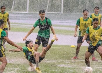 PEMAIN Perak menjalani latihan di Ipoh baru-baru ini dalam persiapan menghadapi JDT pada separuh akhir Piala Malaysia malam ini. – PERAK FC
