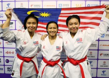 TRIO negara, Lovelly Anne Robbert,Naccy Nelly Evvaferra Rojin dan Niathalia Sherawinnie meraikan kejayaan memenangi pingat perak saingan kata berpasukan wanita di Hangzhou semalam. – IHSAN MAJLIS SUKAN NEGARA