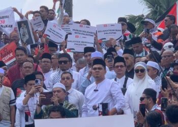 SEBAHAGIAN orang ramai hadir yang pada Himpunan Solidairit bersama Gaza di pekarangan Masjid Negara, Kuala Lumpur, hari ini.