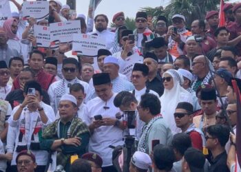 SEBAHAGIAN dari ratusan umat Islam berhimpun di pekarangan Masjid Negara bagi mengecam kezaliman rejim Zionis terhadap rakyat Palestin.