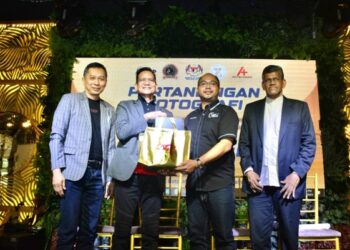 MOHD. Fahmi Faiez Mohd. Nor Azmi (dua dari kanan) menyampaikan cenderamata kepada Rashidi Hasbullah pada majlis Pelancaran Pertandingan Fotografi 2023 di Petaling Jaya, kelmarin. Turut sama, Dr. Balachandran Gopal Krishnan (kanan) dan Presiden Persatuan Peragawati dan Peragawan Fesyen Malaysia (MFMPA), Dr. Jason Hee. – UTUSAN/SYAKIR RADIN