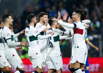 CRISTIANO Ronaldo (kanan) meraikan jaringan bersama rakan sepasukannya pada aksi Kelayakan Euro 2024.-IHSAN FB Seleções de Portugal