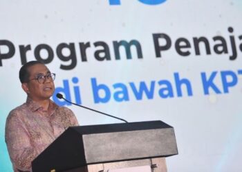 MOHAMED Khaled Nordin berucap pada majlis pelancaran MyBrain 2.0 dan penyampaian surat tawaran penajaan KPT 2023. - UTUSAN/FAIZ ALIF ZUBIR