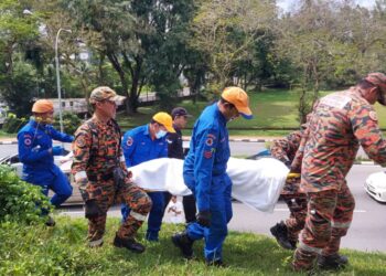 ANGGOTA mencari dan menyelamat membawa keluar mayat mangsa dari kawasan semak hutan di Taman Perpaduan @ Reservoir Park, Kuching, Sarawak.