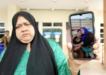NIK Nor Diana Ismail menunjukkan gambar bersama anaknya, Muhamad Nadim Taqwa yang meninggal dunia terkena renjatan elektrik ketika ditemui di Jabatan Forensik HRPB Ipoh hari ini. - UTUSAN/MUHAMAD NAZREEN SYAH MUSTHAFA
