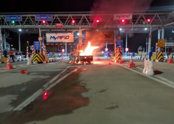 KEADAAN kereta yang terbakar selepas merempuh konkrit pembahagi tol di plaza tol Sitiawan WCE malam tadi. - UTUSAN/IHSAN JBPM PERAK