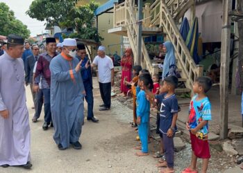 Tuanku Syed Faizuddin Putra Jamalullail disambut mesra oleh   penduduk Kampung Chroy Metrey, Wilayah Kandal di Phnom Penh, Kemboja hari ini.