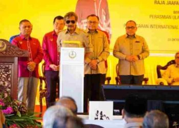 RAJA Muda Perak, Raja Jaafar Raja Muda Musa (tengah) merasmikan
sambutan Ulang Tahun Ke-5 Geopark Lembah Kinta di Ipoh hari ini. - UTUSAN