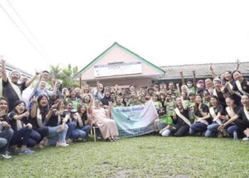 PARA peserta akhir Mrs Malaysia Globe (MMG) merakam kenangan selepas menjayakan tiga program tanggungjawab sosial korporat (CSR) di sekitar Kuala Lumpur, baru-baru ini.