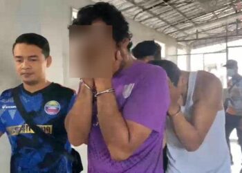 SUSPEK kes rogol anak kandung perempuannya (depan, kanan) diiring polis keluar dari Mahkamah Kemaman, hari ini. - UTUSAN/NIK NUR IZZATUL HAZWANI NIK ADNAN