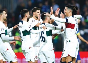 CRISTIANO Ronaldo (kanan) meraikan jaringannya ketika menentang Bosnia-Herzegovina dalam aksi Kumpulan J, kelayakan Euro 2024 
di Stadium Bilino Polje, Zenica semalam. – AFP