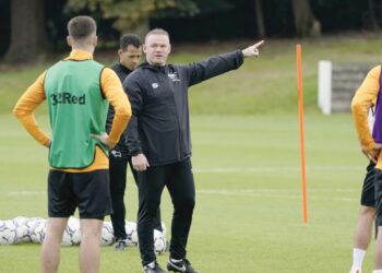 WAYNE Rooney (kanan) menerima tawaran sebagai pengurus kelab Liga Kejuaraan, Birmingham.