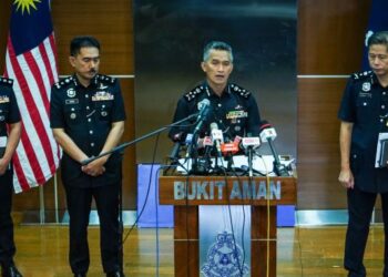 MOHD. Shuhaily Mohd. Zain dalam sidang akhbar mengenai sindiket penipuan dalam talian di Bukit Aman, Kuala Lumpur, hari ini. - UTUSAN/MUHAMAD IQBAL ROSLI